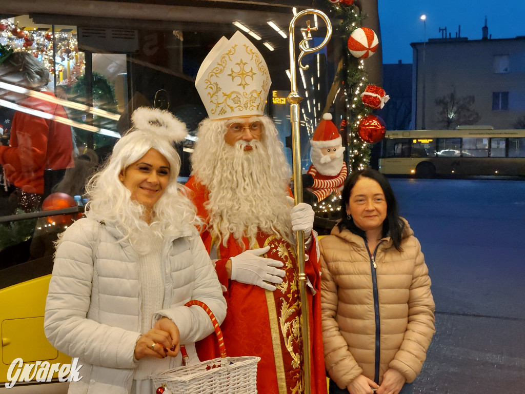 Święty Mikołaj w rozświetlonym mikołajobusie