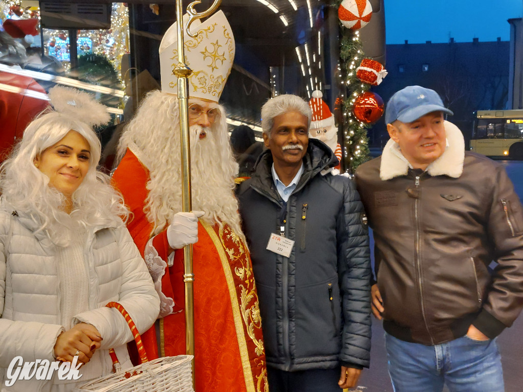 Święty Mikołaj w rozświetlonym mikołajobusie