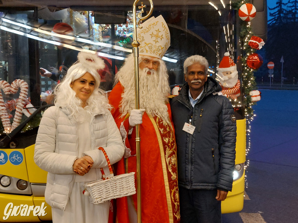 Święty Mikołaj w rozświetlonym mikołajobusie