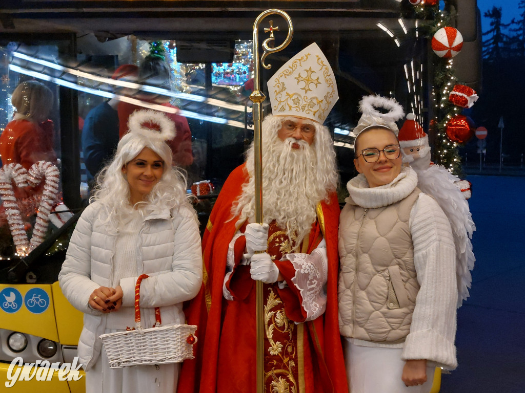 Święty Mikołaj w rozświetlonym mikołajobusie