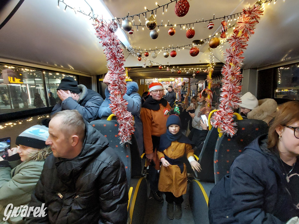 Święty Mikołaj w rozświetlonym mikołajobusie