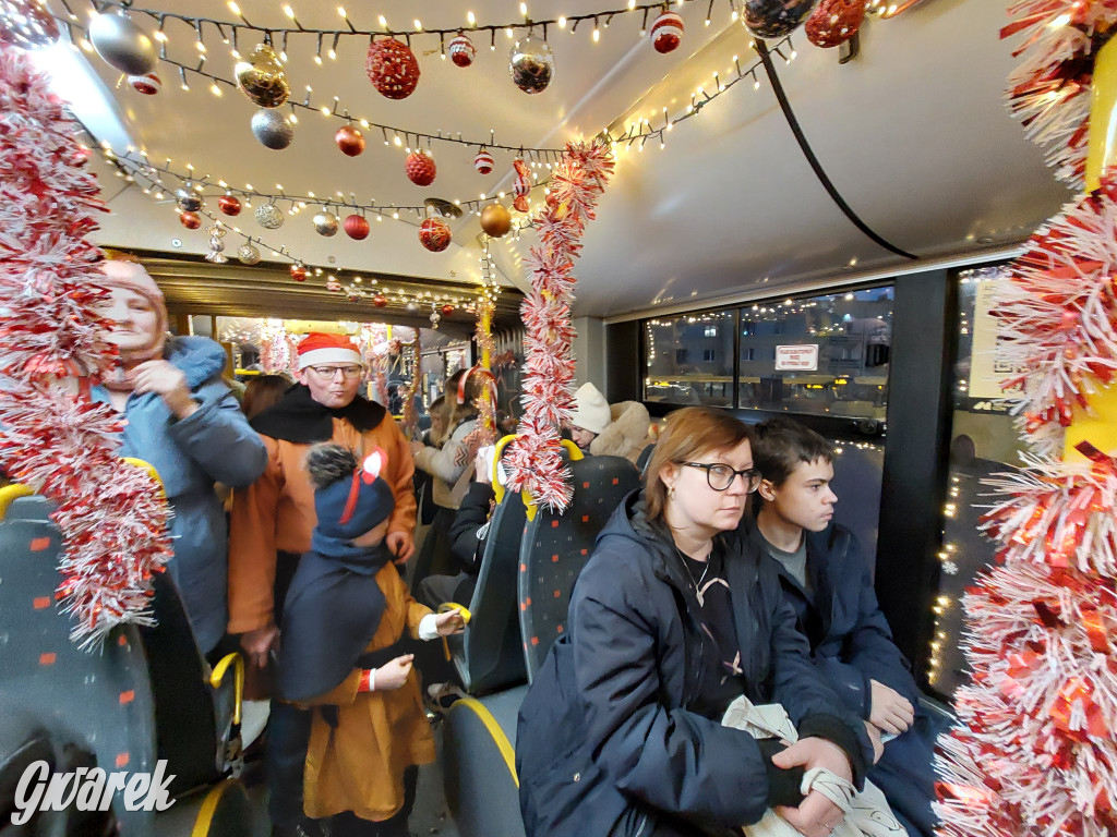 Święty Mikołaj w rozświetlonym mikołajobusie