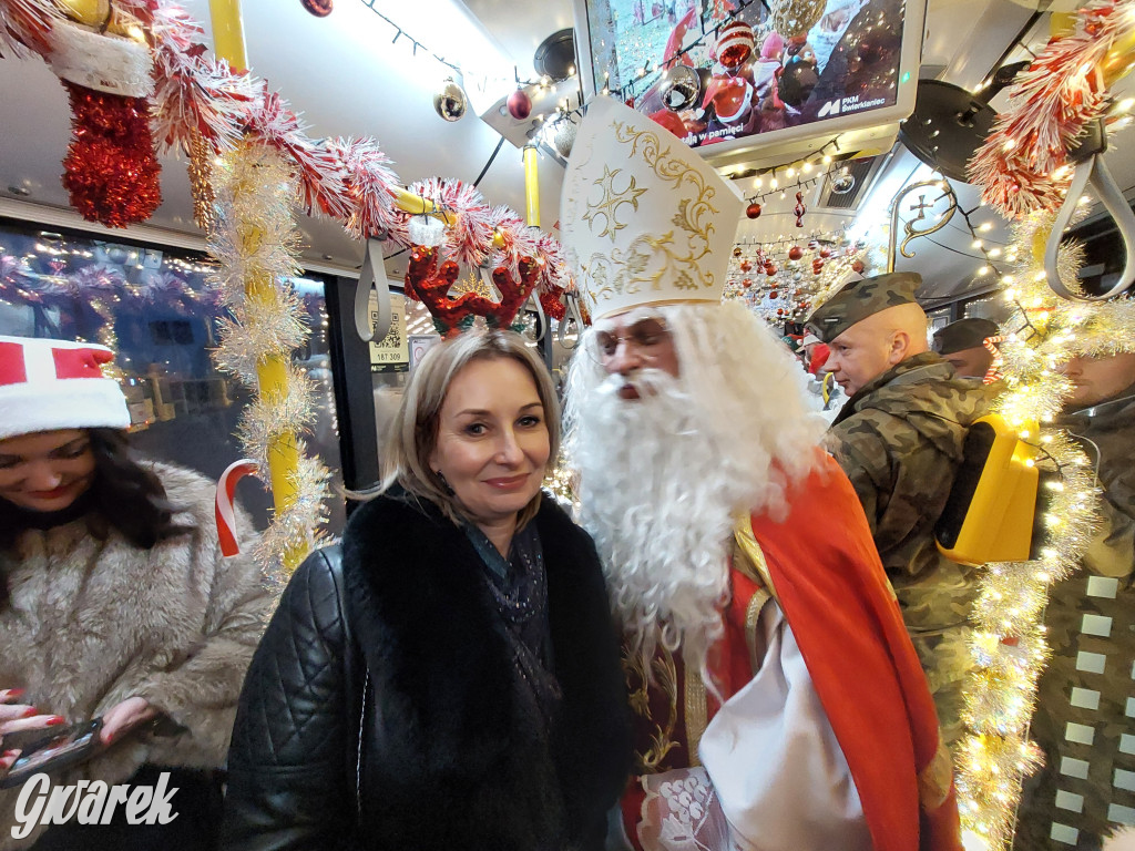 Święty Mikołaj w rozświetlonym mikołajobusie