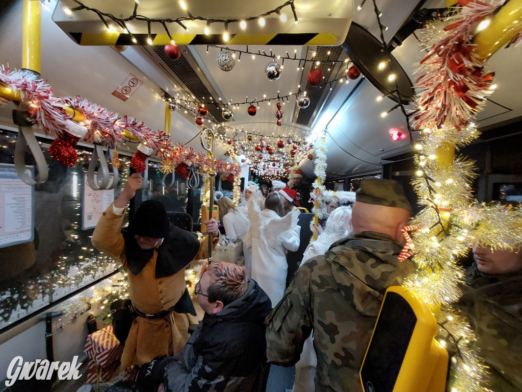 Święty Mikołaj w rozświetlonym mikołajobusie