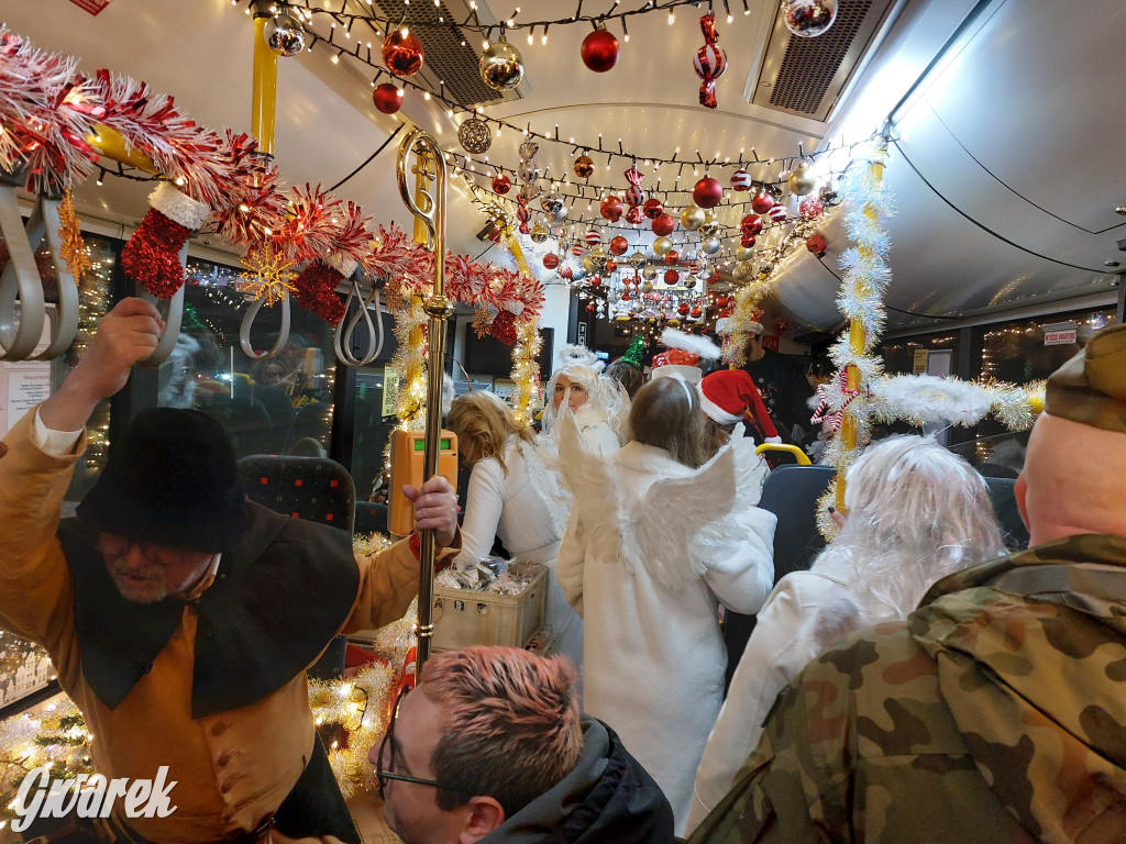 Święty Mikołaj w rozświetlonym mikołajobusie