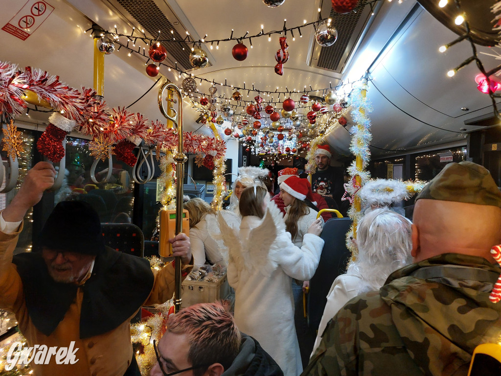 Święty Mikołaj w rozświetlonym mikołajobusie