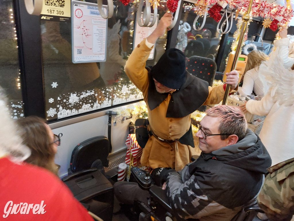 Święty Mikołaj w rozświetlonym mikołajobusie