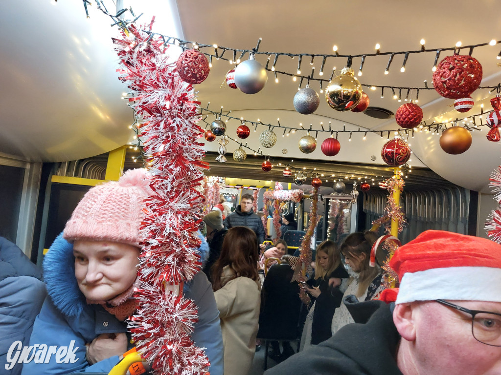 Święty Mikołaj w rozświetlonym mikołajobusie