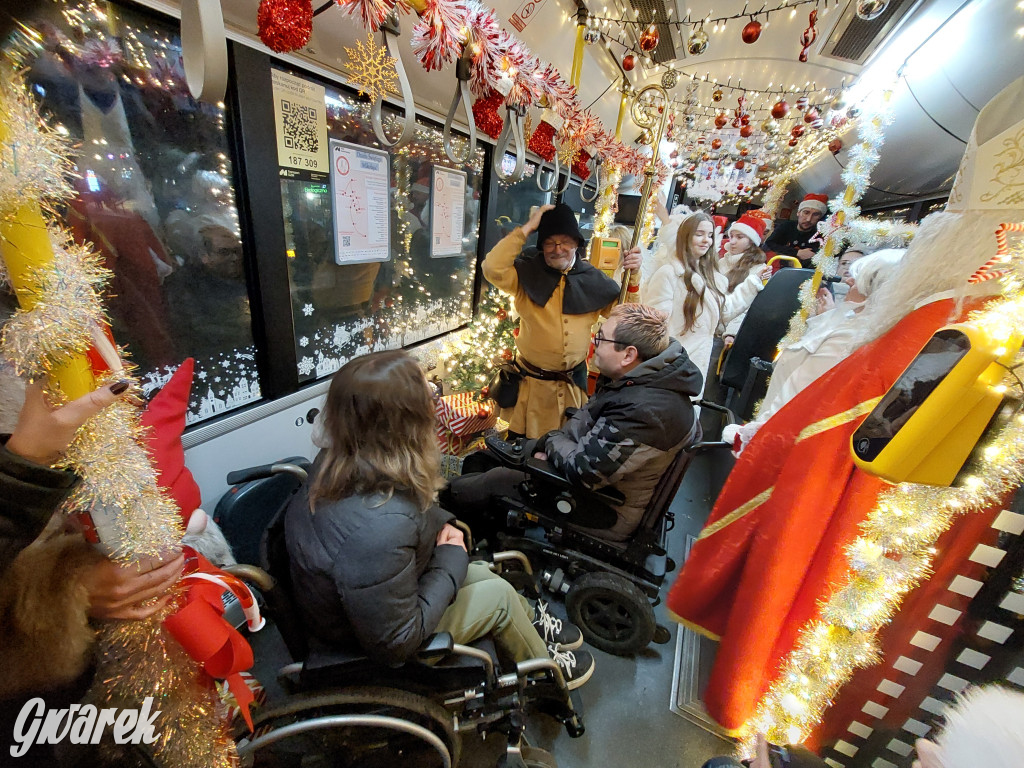 Święty Mikołaj w rozświetlonym mikołajobusie