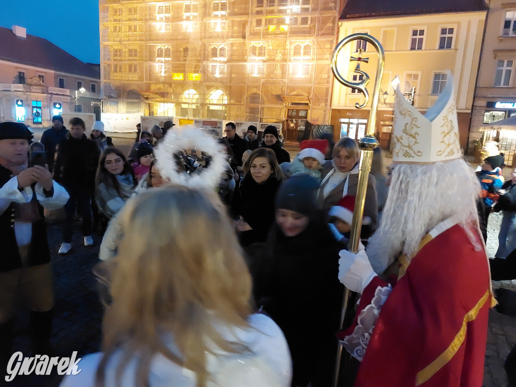 Święty Mikołaj w rozświetlonym mikołajobusie