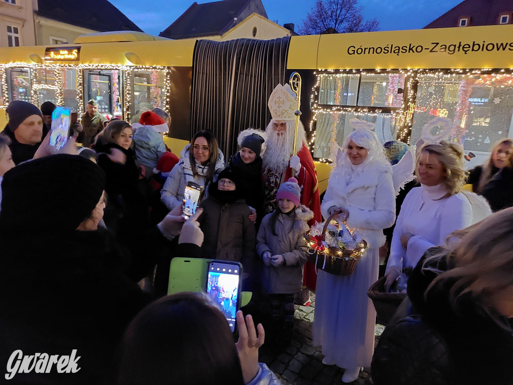 Święty Mikołaj w rozświetlonym mikołajobusie