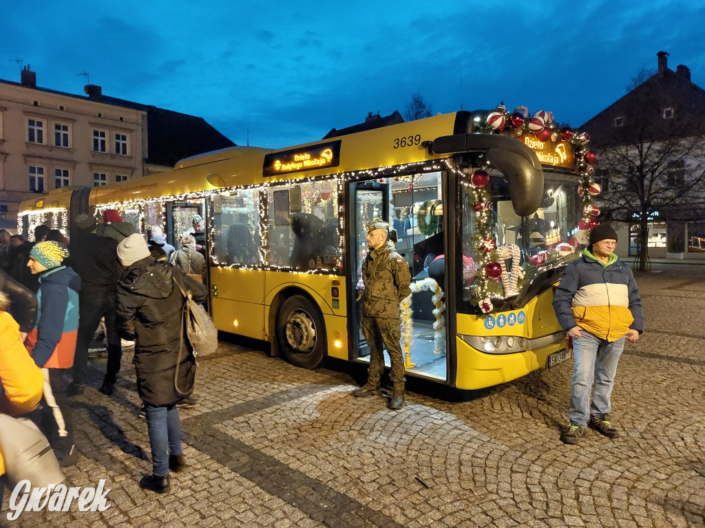 Święty Mikołaj w rozświetlonym mikołajobusie
