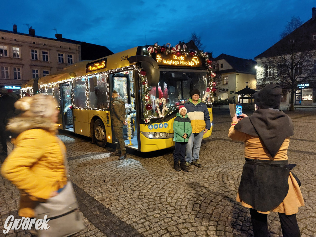 Święty Mikołaj w rozświetlonym mikołajobusie