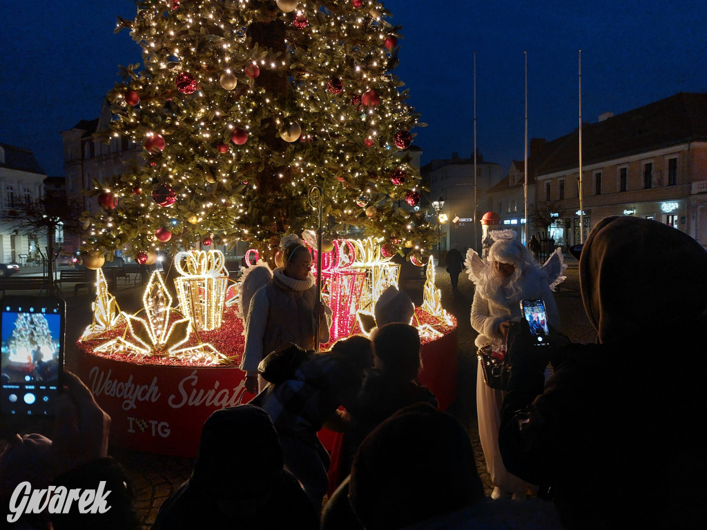 Święty Mikołaj w rozświetlonym mikołajobusie