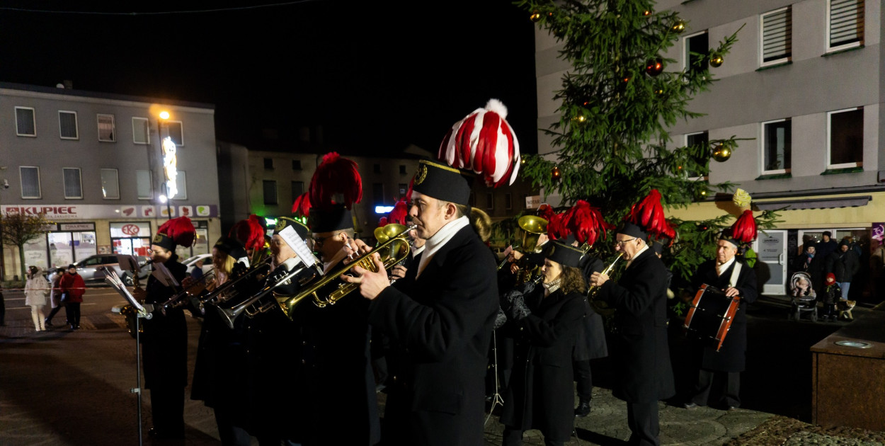 Uroczyście zapalono lampki na miejskiej choince