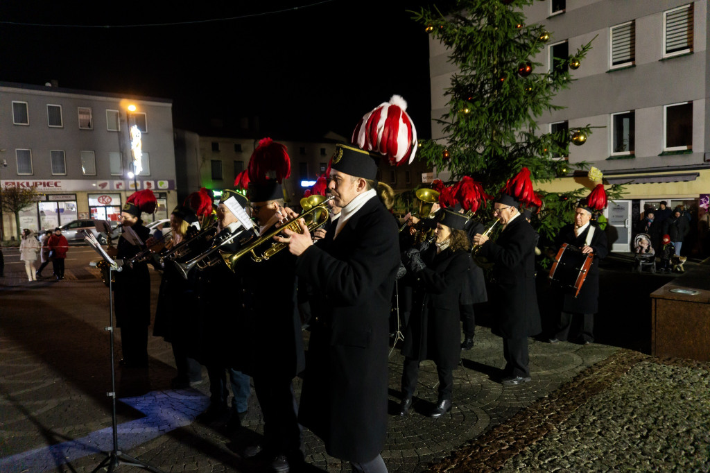Uroczyście zapalono lampki na miejskiej choince