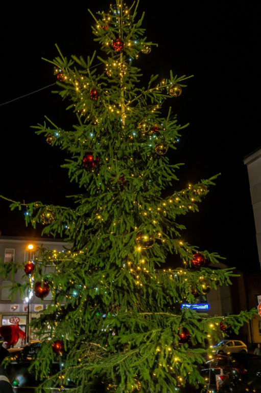 Uroczyście zapalono lampki na miejskiej choince