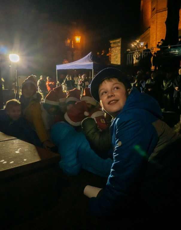 Uroczyście zapalono lampki na miejskiej choince