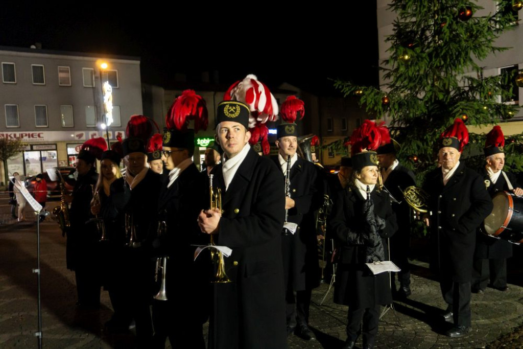 Uroczyście zapalono lampki na miejskiej choince