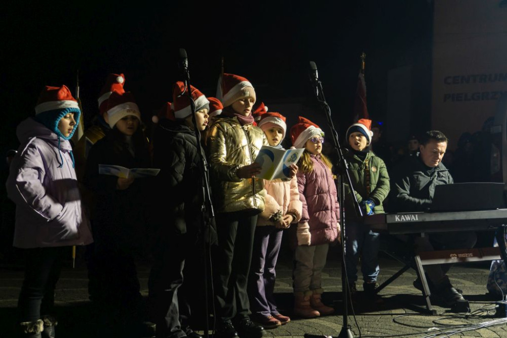 Uroczyście zapalono lampki na miejskiej choince