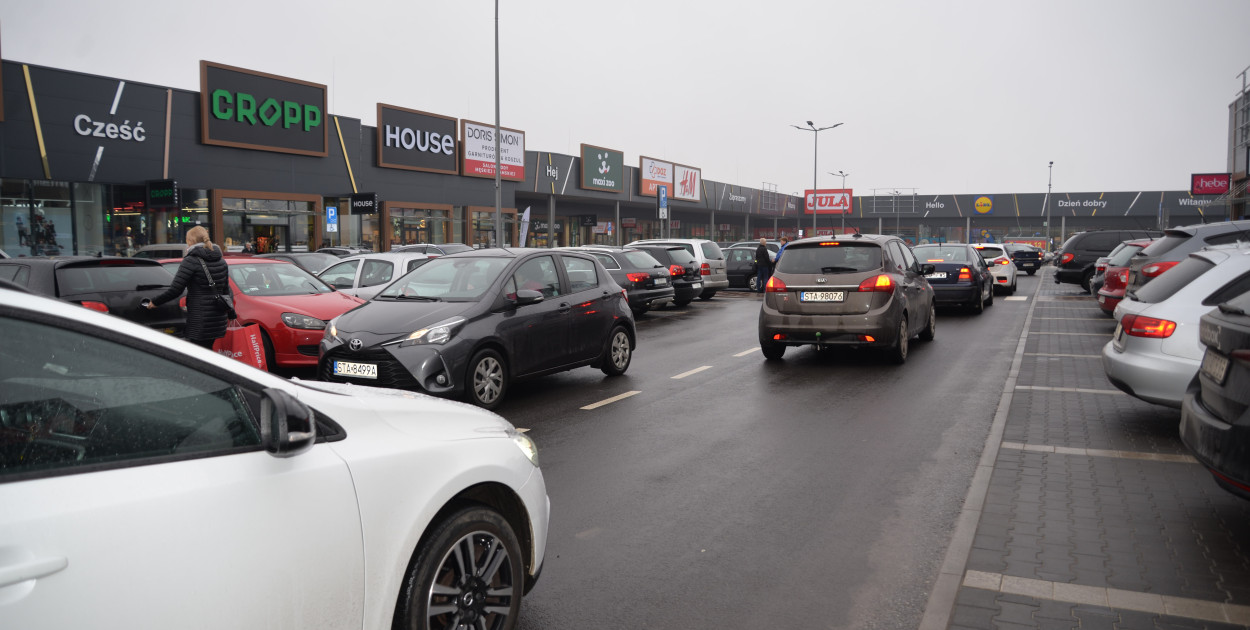 S1 na Zagórskiej. Sklepów przybywa, na parkingu ciasno