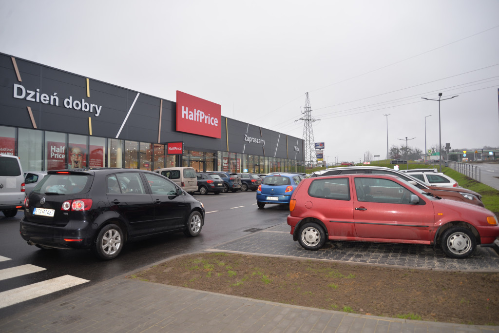 S1 na Zagórskiej. Sklepów przybywa, na parkingu ciasno