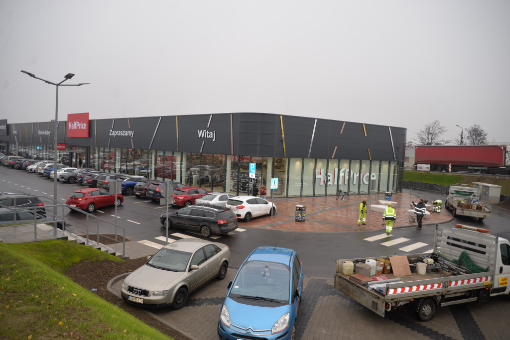 S1 na Zagórskiej. Sklepów przybywa, na parkingu ciasno