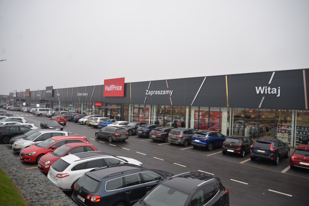 S1 na Zagórskiej. Sklepów przybywa, na parkingu ciasno