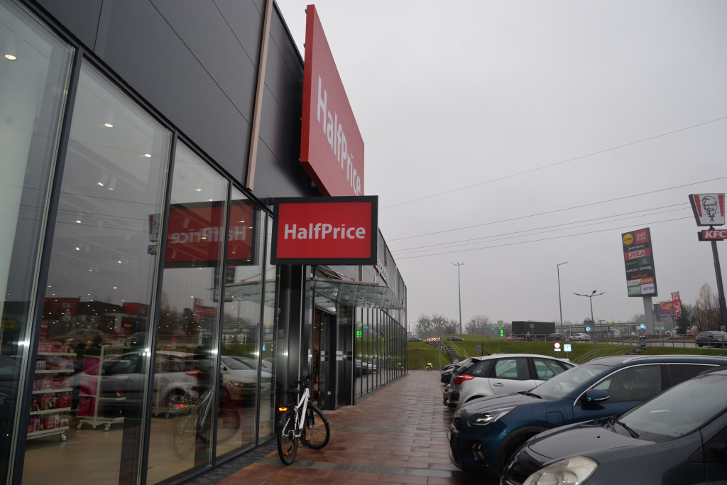 S1 na Zagórskiej. Sklepów przybywa, na parkingu ciasno