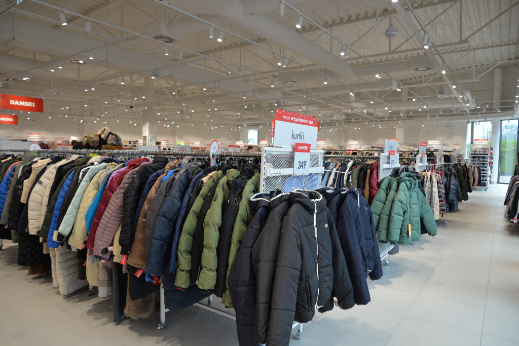 S1 na Zagórskiej. Sklepów przybywa, na parkingu ciasno