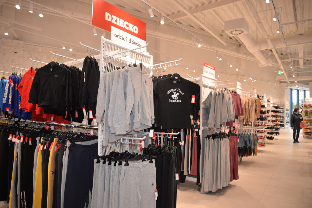 S1 na Zagórskiej. Sklepów przybywa, na parkingu ciasno