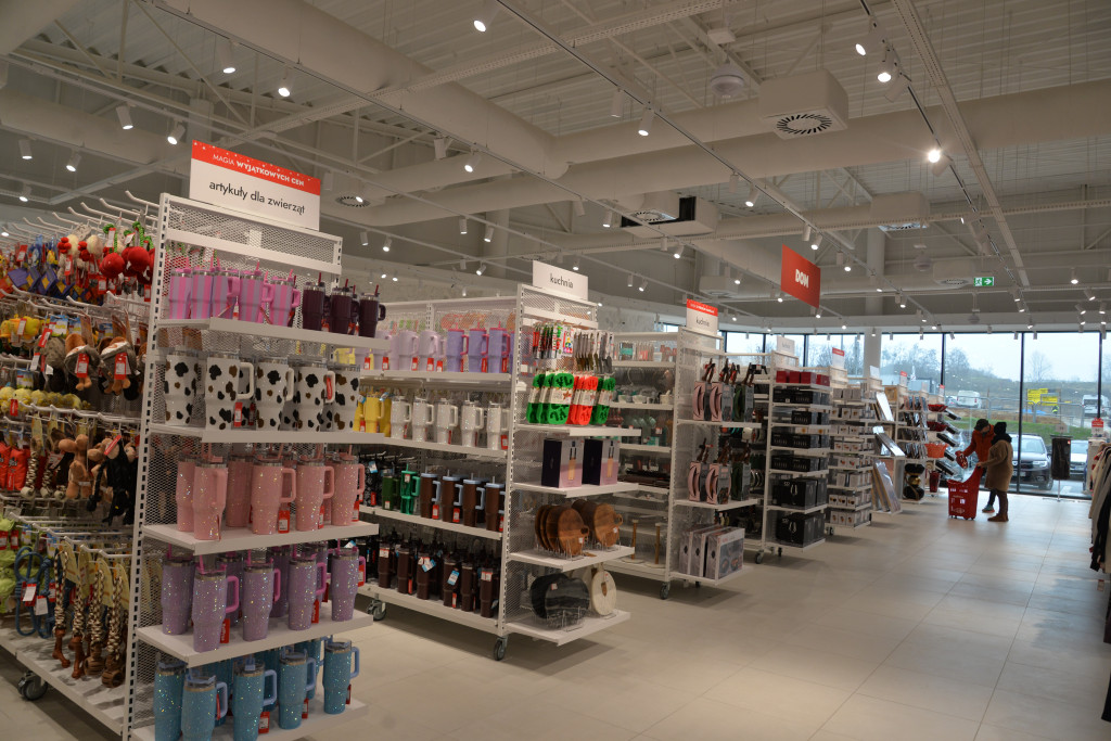 S1 na Zagórskiej. Sklepów przybywa, na parkingu ciasno