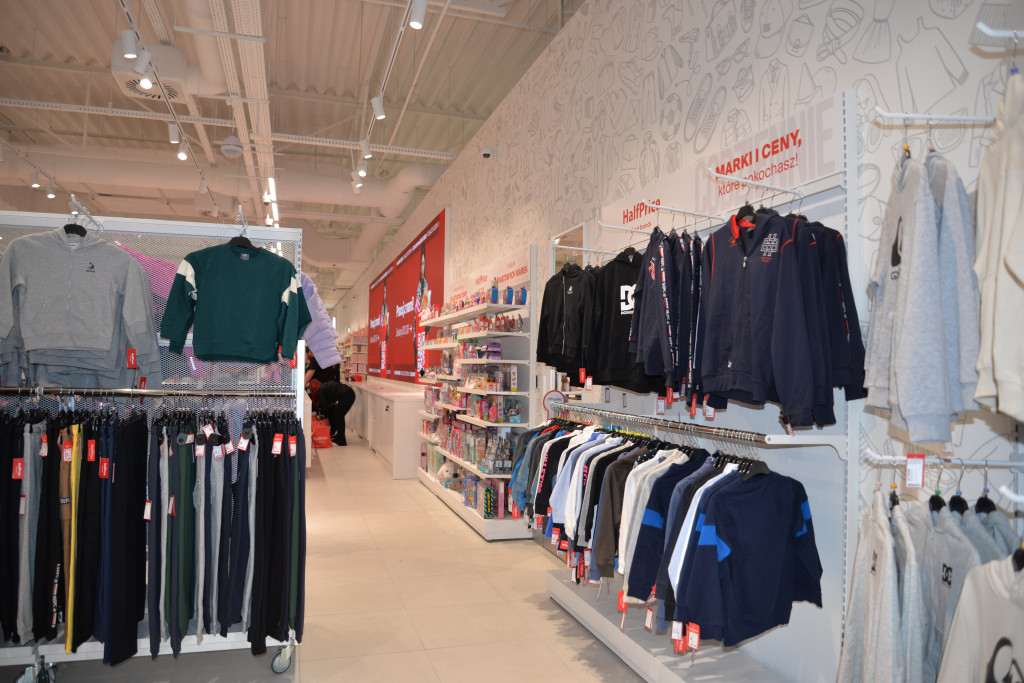 S1 na Zagórskiej. Sklepów przybywa, na parkingu ciasno