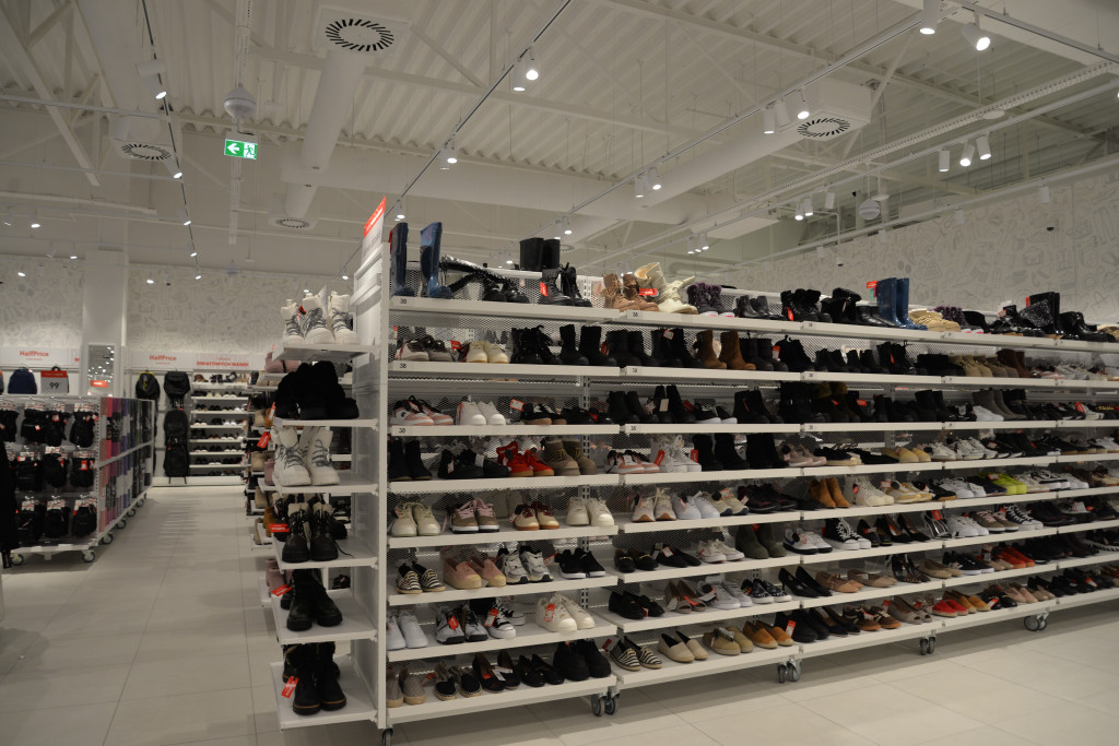 S1 na Zagórskiej. Sklepów przybywa, na parkingu ciasno