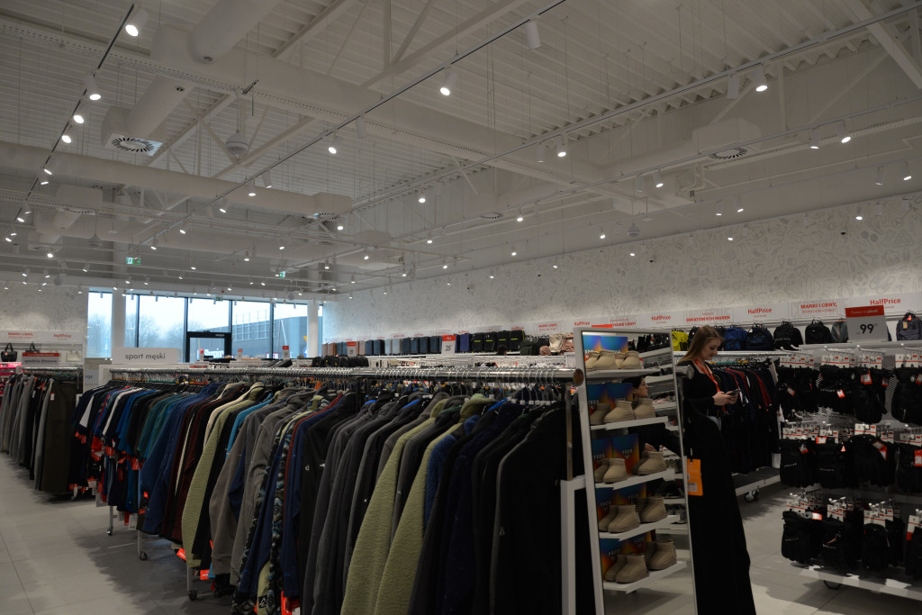 S1 na Zagórskiej. Sklepów przybywa, na parkingu ciasno