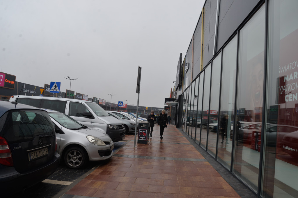 S1 na Zagórskiej. Sklepów przybywa, na parkingu ciasno