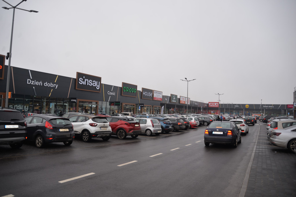 S1 na Zagórskiej. Sklepów przybywa, na parkingu ciasno