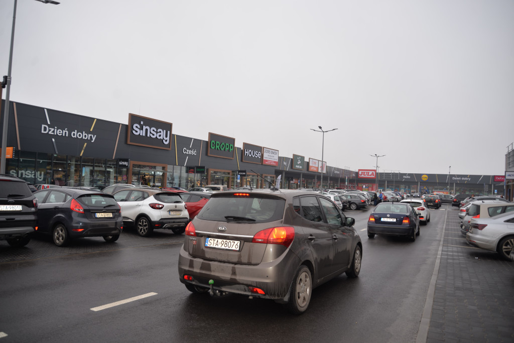 S1 na Zagórskiej. Sklepów przybywa, na parkingu ciasno