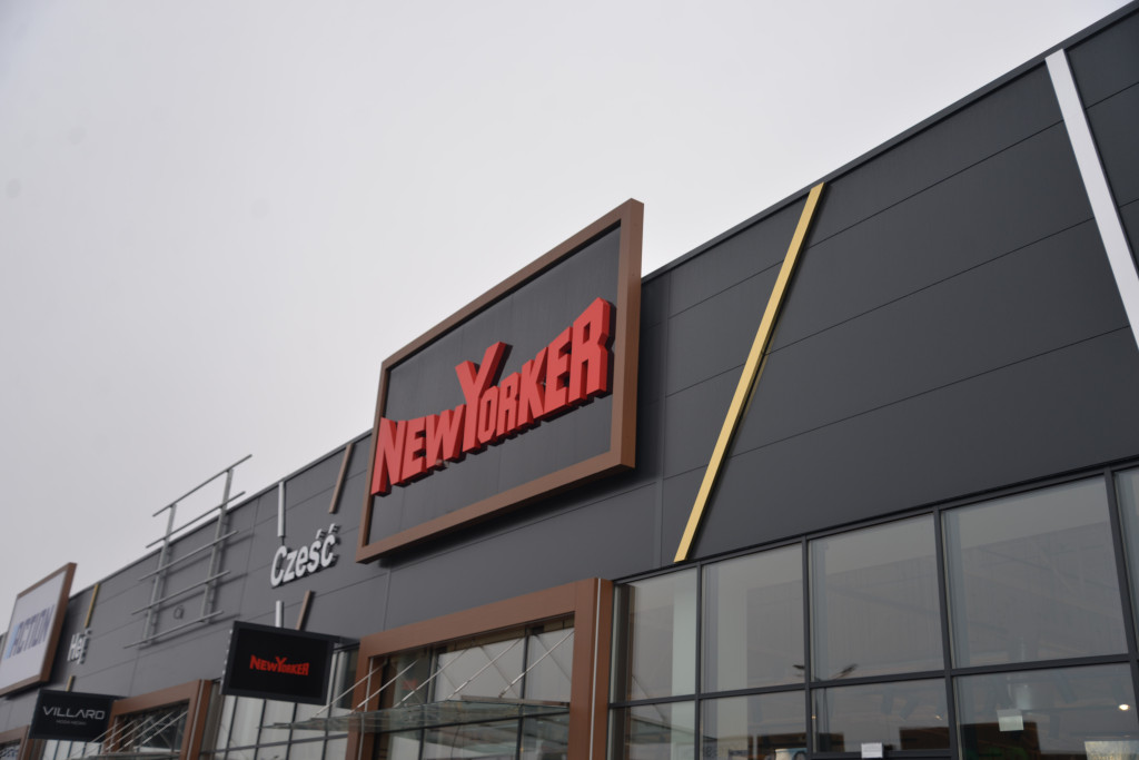 S1 na Zagórskiej. Sklepów przybywa, na parkingu ciasno