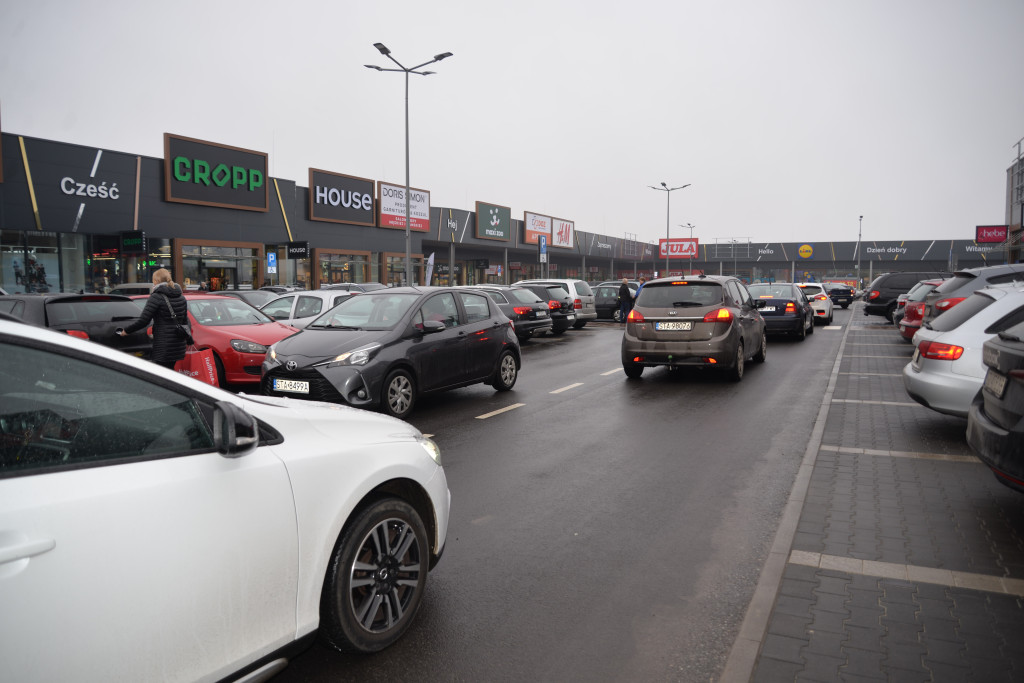 S1 na Zagórskiej. Sklepów przybywa, na parkingu ciasno