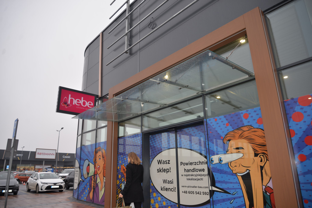 S1 na Zagórskiej. Sklepów przybywa, na parkingu ciasno