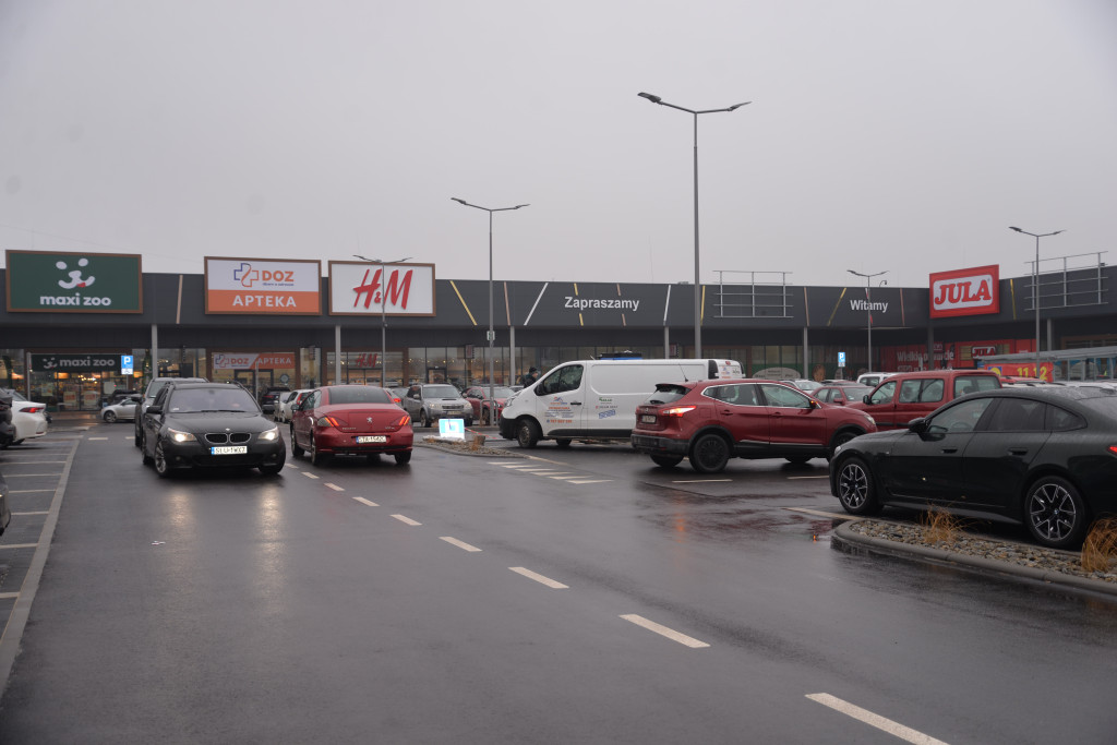 S1 na Zagórskiej. Sklepów przybywa, na parkingu ciasno