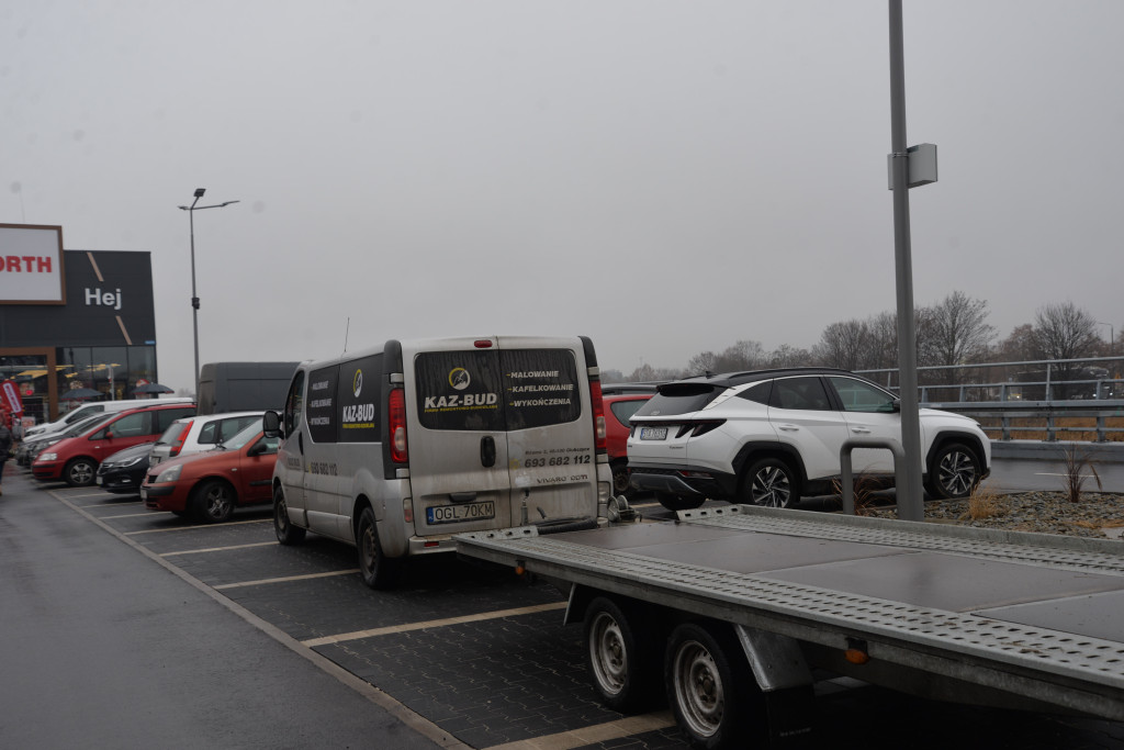 S1 na Zagórskiej. Sklepów przybywa, na parkingu ciasno