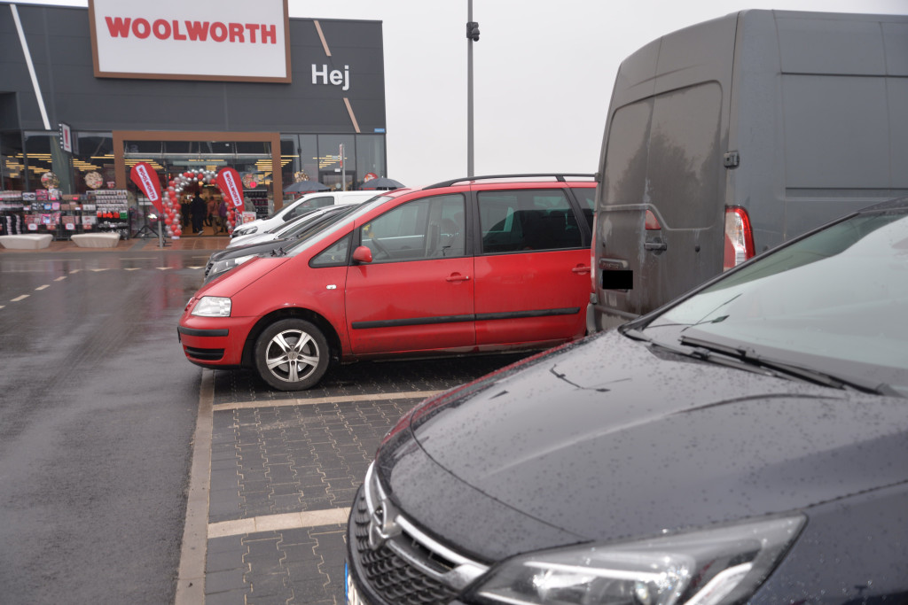 S1 na Zagórskiej. Sklepów przybywa, na parkingu ciasno