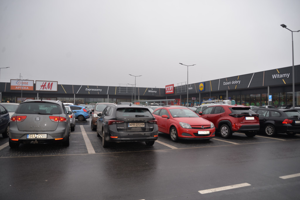 S1 na Zagórskiej. Sklepów przybywa, na parkingu ciasno