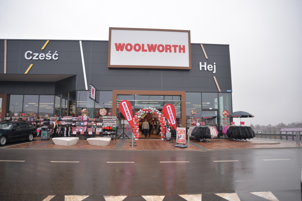 S1 na Zagórskiej. Sklepów przybywa, na parkingu ciasno