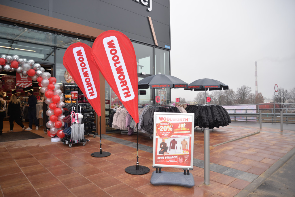 S1 na Zagórskiej. Sklepów przybywa, na parkingu ciasno