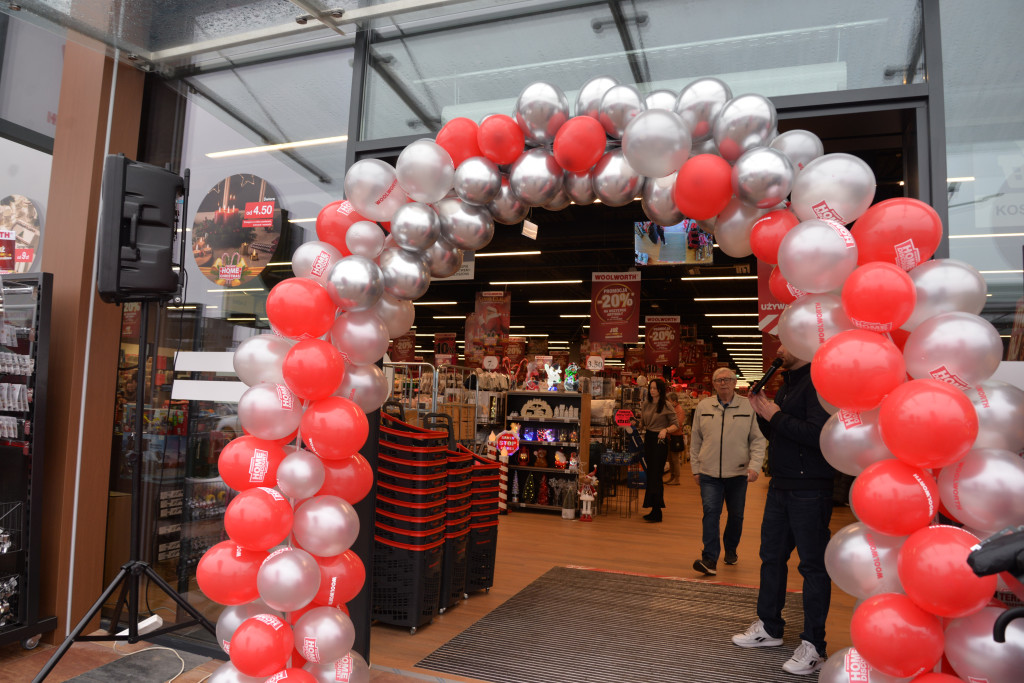 S1 na Zagórskiej. Sklepów przybywa, na parkingu ciasno