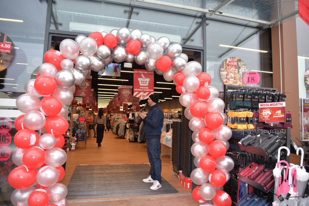 S1 na Zagórskiej. Sklepów przybywa, na parkingu ciasno