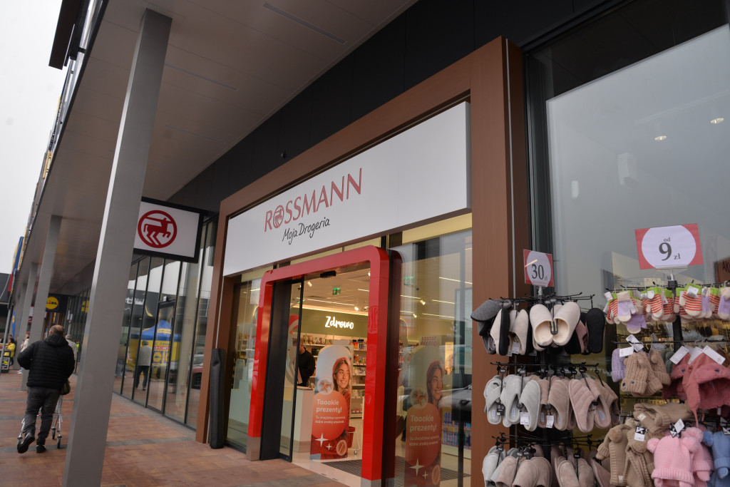 S1 na Zagórskiej. Sklepów przybywa, na parkingu ciasno